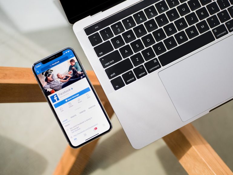 How to connect iPhone to Apple devices app on Windows?