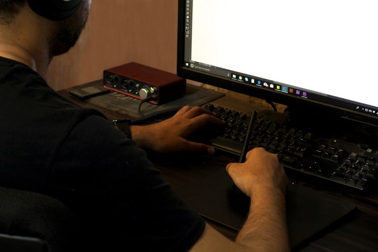 How can businesses use Reddit ads to drive website traffic?